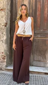 Pantalón marrón de corte palazzo con cintura alta y cinturón marrón.