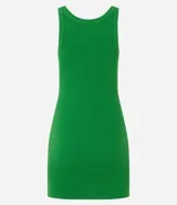 Vestido corto verde de ribana con textura acanalada, escote halter redondo y breteles medianos.