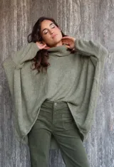 Pantalón de pana fina color gris, de corte recto y tiro medio, con dos bolsillos frontales y cierre con botón.