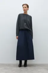 Falda larga azul marino de corte recto y holgado, con cintura elástica.