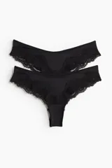 Pack de dos bombachas tipo brasilera color negro con ribete de encaje. Modelo de talle bajo con cintura en V, refuerzo interior y corte alto detrás.