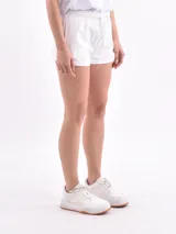 Short deportivo negro con cintura elástica ajustable con cordón y logo estampado en la pierna derecha.