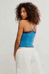 Top azul de encaje con breteles finos y escote cuadrado con borde de encaje.