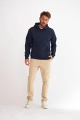 Sweatshirt con capucha de color azul marino, con bolsillo frontal y corte clásico.