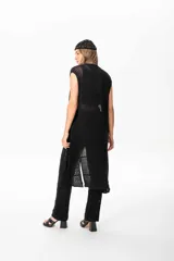 Chaleco largo de hilo color marrón, tejido con trama artesanal.