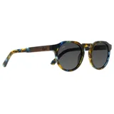 Lentes de sol redondos con montura de acetato multicolor con patrón de vetas en tonos azul, marrón y amarillo.