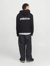 Buzo canguro negro con capucha, mangas largas, puños de canalé, bolsillo canguro y estampa en goma con el logo de la marca en el pecho.