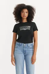Remera negra de algodón con calce estándar y estampado frontal del logo de Levi's con diseño de amanecer.