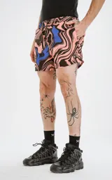 Short de baño negro con diseño abstracto en colores rosa y azul.