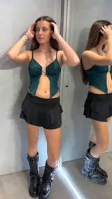 Minifalda negra con volados en capas.