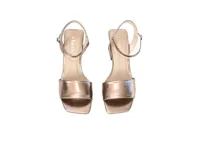 Sandalias de cuero color peltre con tira delgada sobre los dedos y tobillo, y taco bloque de 8 cm.