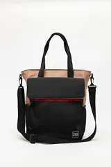 Cartera de diseño funcional en color negro y beige, con doble asa superior y correa desmontable y regulable. Incluye un bolsillo frontal con solapa y cierre, y bolsillos laterales.