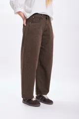 Pantalón de jean marrón con estampado animal print, corte wide leg y tiro alto.