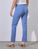 Pantalón en gabardina elastizada color naranja, con pretina ancha y faja interna modeladora, diseño recto y costura frontal pespunteada.