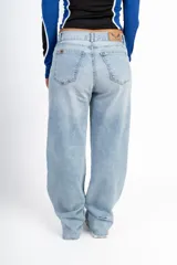 Pantalón denim de corte amplio, con diseño relajado y tiro alto.