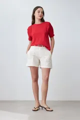 Remera roja de algodón con cuello redondo y mangas cortas con detalle de broderie. Corte clásico.