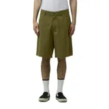 Bermuda de color verde oliva, corte ancho y largo, con tiro medio y cierre de botón y cremallera. Presenta bolsillos laterales y traseros con ribete.