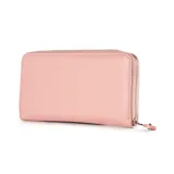 Billetera color rosa de cuero sintético con cierre de cremallera. Tiene un logo triangular plateado con las letras XL en el frente.