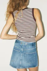 Camiseta negra de corte ajustado (slim fit) con escote pico pronunciado y manga sisa.