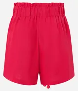 Short de cintura alta color rojo, confeccionado en tejido viscolino. Presenta trabillas en la cintura y cinturón incorporado con hebilla.