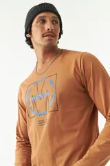 Remera de manga larga azul marino para hombre, con cuello redondo y estampado en el pecho con el logo de la marca Mistral en color verde neón.