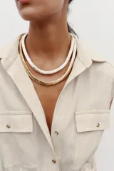 Set de dos collares de diferente longitud, con eslabones planos combinados en dorado y plateado. Cierre con mosquetón.