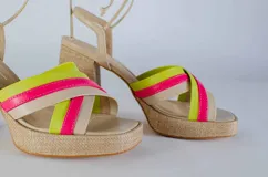 Sandalias rojas de cuero con plataforma y tiras para atar al tobillo.