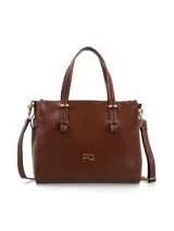 Cartera tipo shopper color crema, de cuero liso, con doble asa corta y correa larga extraíble. Tiene cierre principal, bolsillo externo con cierre, bolsillo interno con cierre y forro textil.