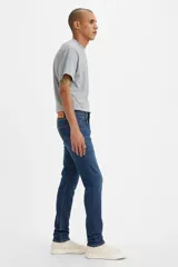 Pantalón de jean azul oscuro, corte skinny taper, con tiro medio y confeccionado en tejido stretch.