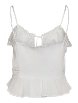 Blusa blanca sin mangas con tirantes finos, escote en V y volados con detalles de encaje.