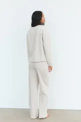 Pantalón de tiro alto color beige, con cintura elástica y pierna recta.