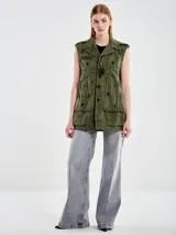 Chaleco verde militar vintage con apliques de cuero y tachas.