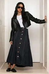 Remera blanca de algodón con ribete amarillo en cuello y mangas, y frase bordada en color naranja.