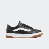 Championes Vans Hylane negros con detalles en blanco y suela marrón. Inspirados en el skate Y2K, reinterpretan la silueta Upland de 1999. Cuentan con Sidestripe brillante en 3D, logotipos bordados, lengüeta de skate abultada, construcción de suela de copa y textura única de V entrelazada.