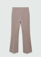 Pantalón de vestir color beige, de corte recto y largo a la altura del tobillo.