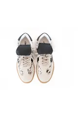 Championes con estampado animal print en tonos tierra, lengüeta de cuero natural y suela de goma.