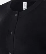 Cardigan blanco de punto liso con cuello redondo, mangas largas y cierre frontal con botones. El bajo es acanalado.