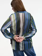 Blusa de algodón a rayas verticales rojas, marrones, blancas y negras, con cuello mao y escote en V.