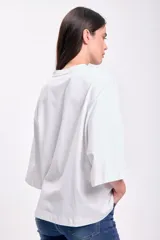 Remera blanca de corte holgado y mangas anchas.