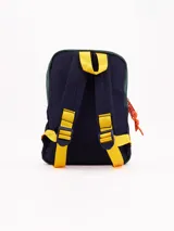 Mochila pequeña para preescolar, con diseño color block en tonos verde oscuro, azul marino, gris claro y detalles en naranja. Presenta un compartimento principal con cierre y un bolsillo frontal con cierre azul.