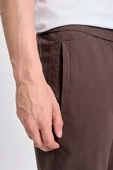 Pantalón casual marrón de lino con suave elasticidad. Corte recto con cintura ajustable con cordón.