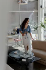 Falda midi de denim blanco, tiro alto, con abertura frontal pronunciada.