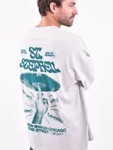 Remera manga corta color gris oscuro con estampado pequeño en el pecho.