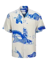 Camisa de viscosa LENZING™ ECOVERO™ color blanco con estampado de peces koi azules, cuello resort, mangas cortas y corte relajado.