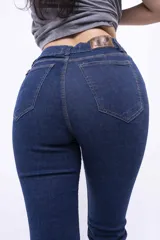 Pantalón de jean Oxford de tiro alto, color azul oscuro, con corte ajustado en la cadera y acampanado en la pierna.