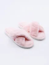 Pantuflas rosadas de piel sintética con tiras cruzadas y suela blanca.
