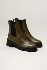 Bota Chelsea de cuero color marrón con elástico lateral negro, suela track y taco cuadrado.