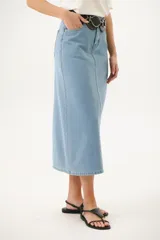 Falda midi de jean celeste con corte recto y cinturón negro con hebilla metálica.