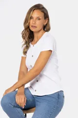 Remera blanca de tejido rib, con cuello redondo y botones fijos.
