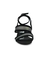 Sandalias rojas con taco redondo de 6 cm. Presentan tiras anchas en el empeine, combinando gamuza y material translúcido de PU, y una tira fina con hebilla ajustable en el tobillo.